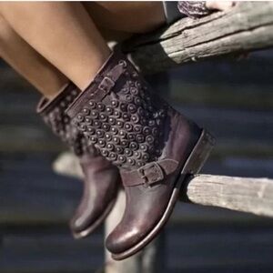 FRYE JENNA stud Studded motorcycle bohemian Black distressed Leather Boots 9.5